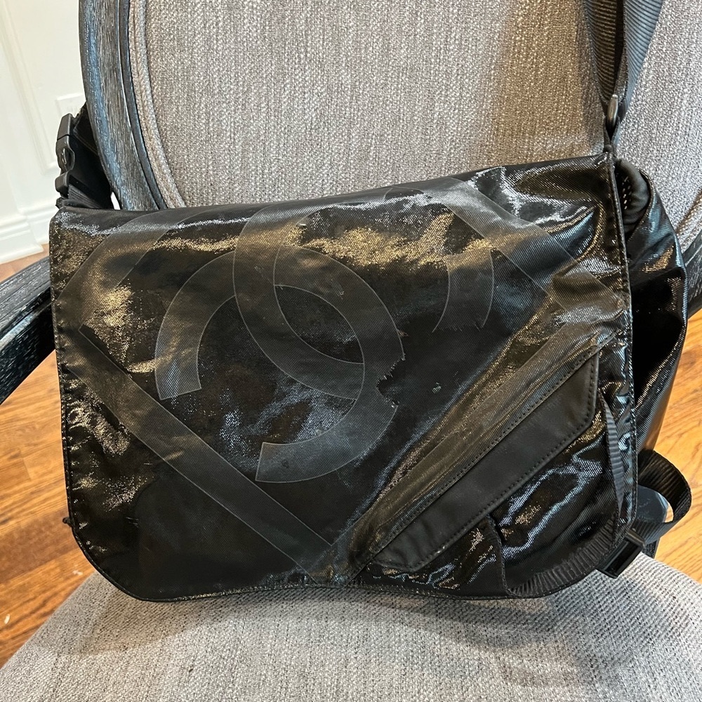 CHANEL 💯 authentic canvas crossbody messenger bag.